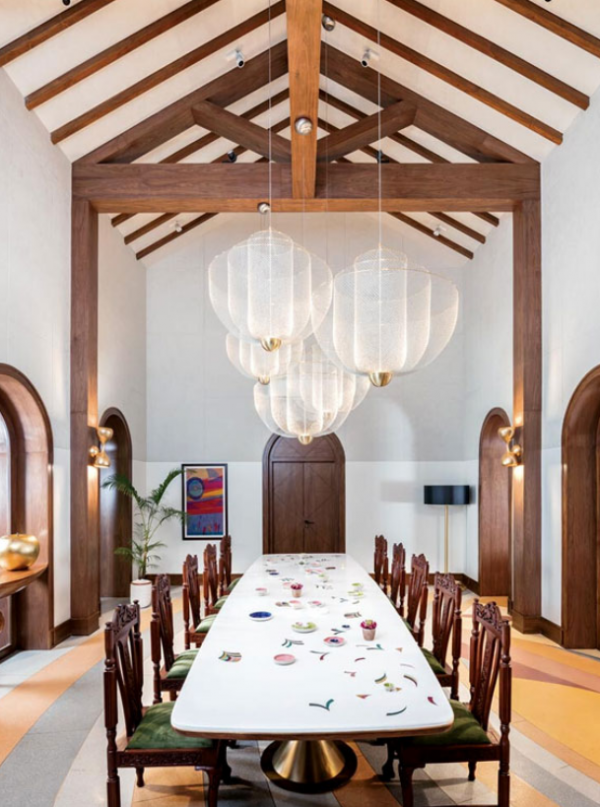 Pemilihan lampu gantung unik sebagai penerangan utama